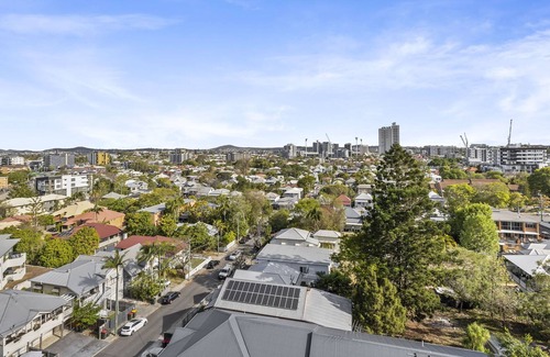 Kangaroo Point Apartment | Tope Floor Two Bedroom Unit with Wifi & Parking