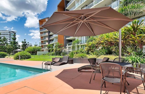 Kangaroo Point Apartment | Tope Floor Two Bedroom Unit with Wifi & Parking