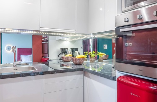 Neos Kosmos Apartment | TopFloor Getaway Balcony & Hot tub+Acropolis view