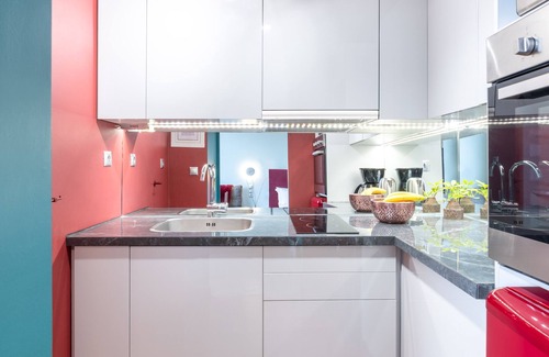 Neos Kosmos Apartment | TopFloor Getaway Balcony & Hot tub+Acropolis view