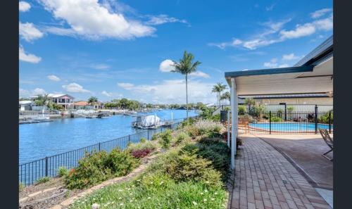 Banksia Beach House | Topsail Tides Absolute Canal Waterfront Banksia Beach