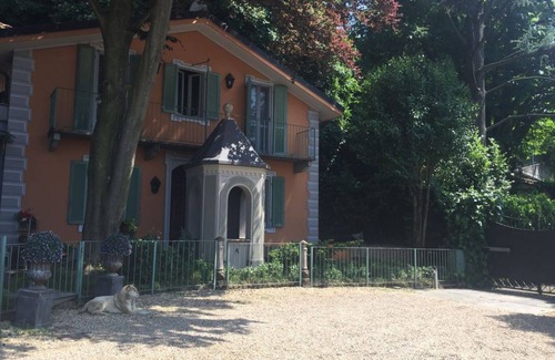 Cavoretto Villa | TORINO .LUXURY CHARMING VILLA .2 Bdr. PRIVATE PARKING. Air Cond. jardi