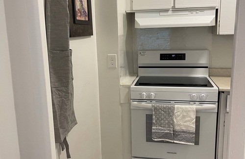 Forest Hill South Apartment | Toronto 1 bed 1bath condo with 1 parking near Casa Loma closer to subway
