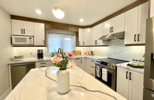 Wexford - Maryvale House | Toronto 6 Bedroom Free parking and Wi-fi