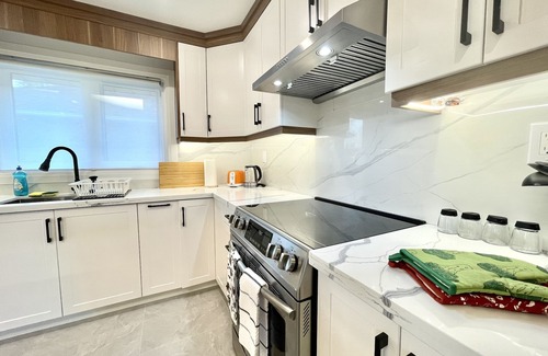 Wexford - Maryvale House | Toronto 6 Bedroom Free parking and Wi-fi