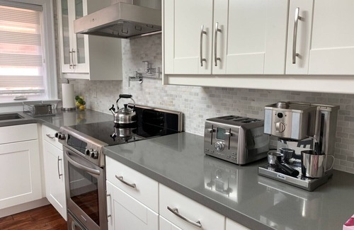 West Deane Park House | Toronto Charming 3 Bedrooms House Close to Airport