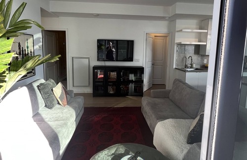 Humber Bay Shores Apartment | Toronto Getaway! 2bed 2bath Lake at your door