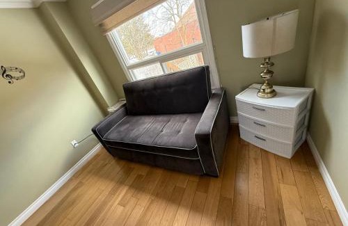 Mississauga House | Toronto Pearson Airport YYZ Room- FREE PARKING & WIFI