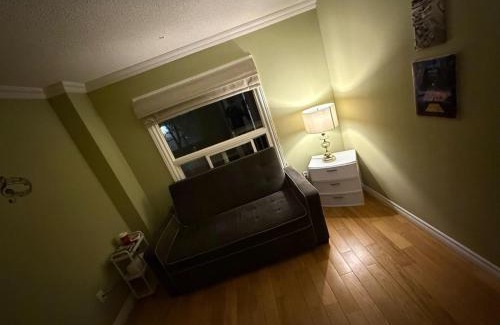 Mississauga House | Toronto Pearson Airport YYZ Room- FREE PARKING & WIFI