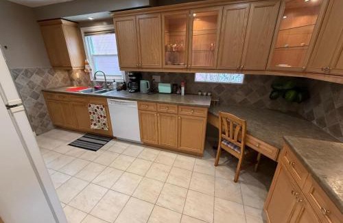 Mississauga House | Toronto Pearson Airport YYZ Room- FREE PARKING & WIFI