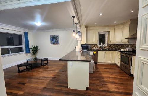 Downsview House | Toronto Uptown 3 - Bus to Downtown