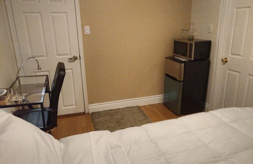 Bayview Woods - Steeles House | Toronto vacation home in North York with free parking