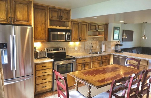 Park Meadows Condo | TOTAL RENOVATION - SKI CHALET 3BR/2BA SLEEPS 8 - GORG MTN VIEW, ON FREE BUS LINE