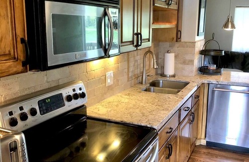 Park Meadows Condo | TOTAL RENOVATION - SKI CHALET 3BR/2BA SLEEPS 8 - GORG MTN VIEW, ON FREE BUS LINE