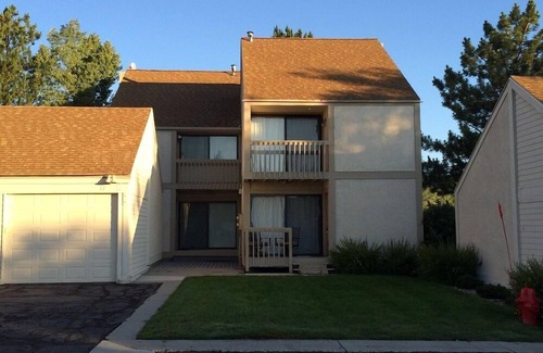 Park Meadows Condo | TOTAL RENOVATION - SKI CHALET 3BR/2BA SLEEPS 8 - GORG MTN VIEW, ON FREE BUS LINE