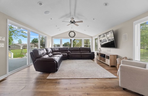 Fremont House | Totally Renovated! Luxury Lakehouse on Snow Lake