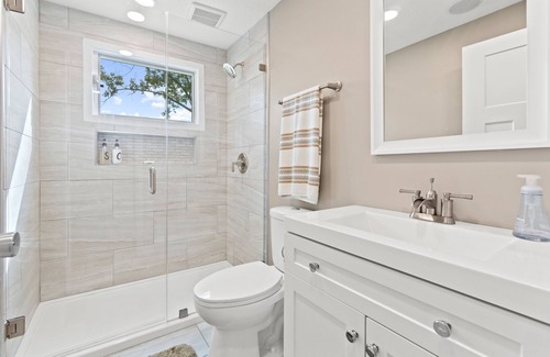 Fremont House | Totally Renovated! Luxury Lakehouse on Snow Lake