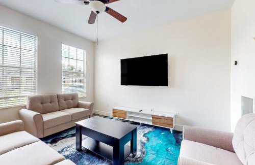 Trafalgar Village House | Touch of Luxury