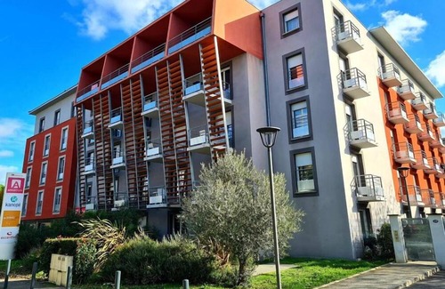 Toulouse East Apartment | Toulouse's urban refuge - former appartcity