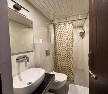 Lansdowne Hotel | Tourist pure veg Hotel And Restaurant