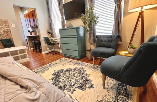 Tower Grove East Apartment | Tower Grove Pet Friendly 2nd Floor Studio - Shared W&D - 4 Mi to Barnes & SLU