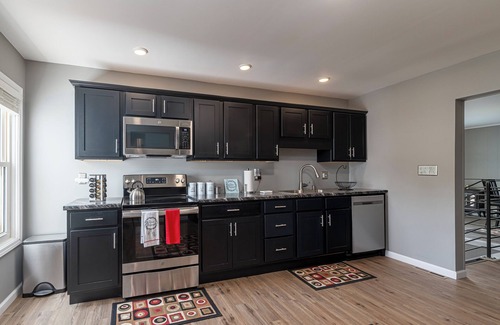 Marion House | Tower Square Arts District- walk to Food & ET!