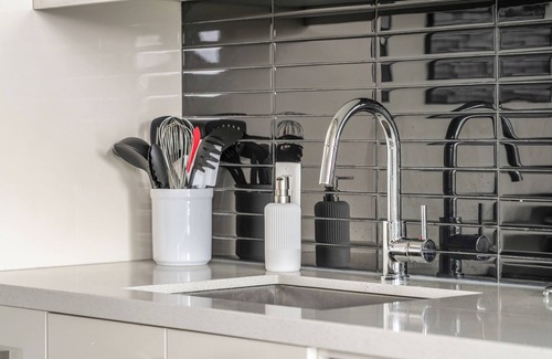 Connaught Apartment | Tower Views w AC, Dining, Private Patio