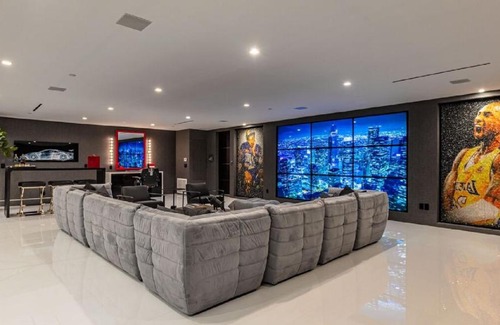 Gaven Apartment | Towering gracefully above dazzling city lights
