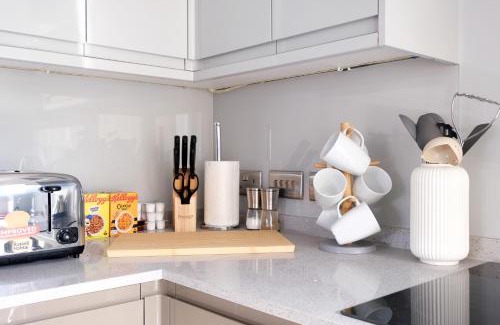 Berrylands Apartment | Town Center 2 bed Serviced Apartment 08 with parking, Surbiton By 360Stays