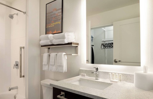Grafton Hotel | TownePlace Suites by Marriott Milwaukee Grafton