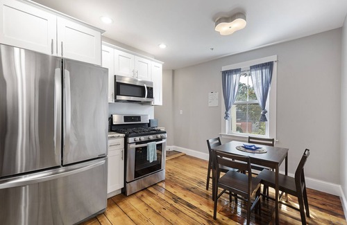 Salem Apartment | Townhome #2 -3 Bed/2 Bath Beautifully renovated modern apartment w/Waterviews!