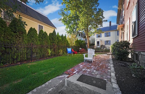 Salem Apartment | Townhome #2 -3 Bed/2 Bath Beautifully renovated modern apartment w/Waterviews!