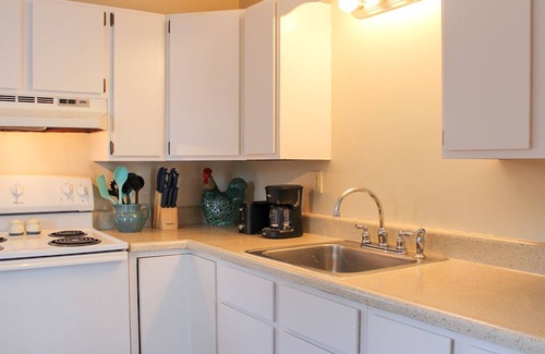 Topsham House | Townhome offering sunlit living spaces, just mins from Maine St, Brunswick.