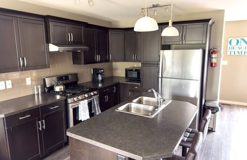 Sylvan Lake House | Townhome Retreat: Sylvan Sunrise Escape, Minutes from the Beach!