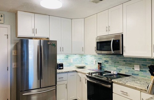 East End House | Townhome with Ocean View and Community Pool. Walk to the Beach!