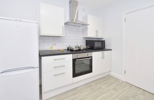 Crewe House | Townhouse @ 272 Walthall Street - SUPERIOR DOUBLE ENSUITE WITH TV