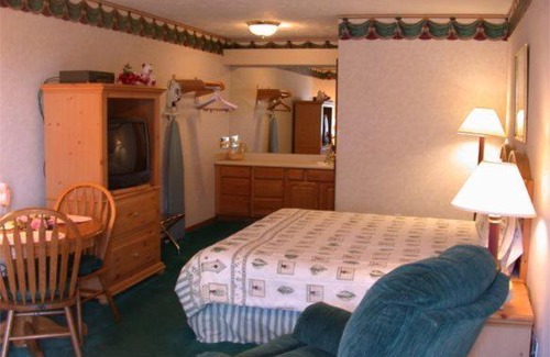 West Omaha Hotel | Townhouse Inn & Suites Omaha