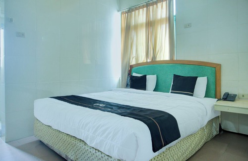 Palembang Hotel | Townhouse Oak Palembang Near Jembatan Ampera Formerly Azzura Hotel