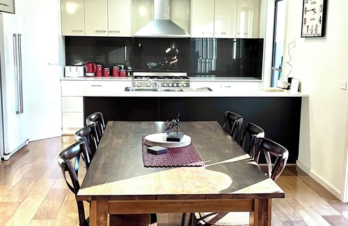 Echuca House | Townhouse on McKinlay - Central, spacious, luxurious 3 bdrm w/hot tub & Foxtel