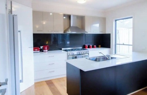 Echuca House | Townhouse on McKinlay - Central, spacious, luxurious 3 bdrm w/hot tub & Foxtel