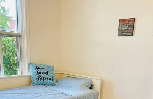 Saint-Laurent House | Townhouse with garden: one minute walk to Metro