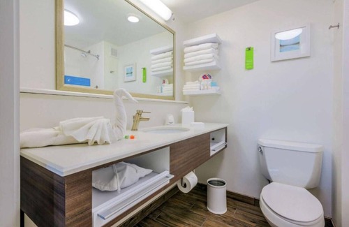 Westshore House | TPA airport hotel with free shuttle