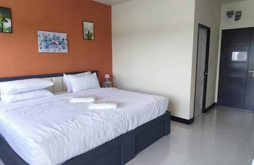 Ban Bang Saen Hotel | TPR51 Room Service
