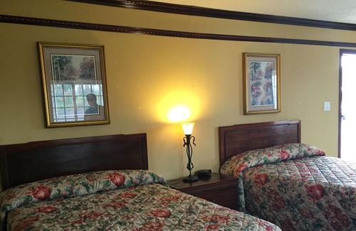 Mount Laurel Hotel | Track & Turf Motel