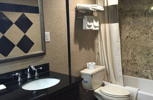Mount Laurel Hotel | Track & Turf Motel