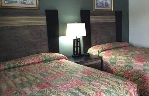 Mount Laurel Hotel | Track & Turf Motel