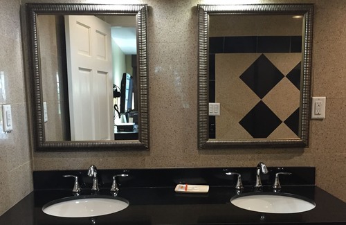 Mount Laurel Hotel | Track & Turf Motel