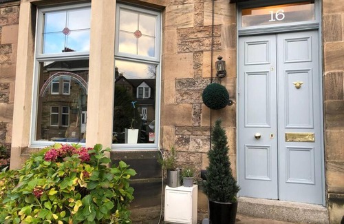Rutherglen Apartment | Traditional apt close to city centre & Hampden