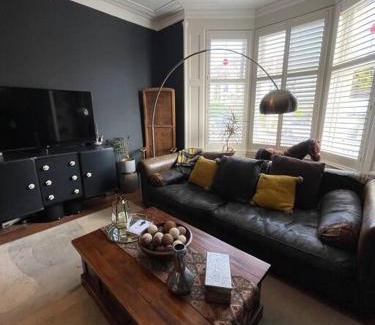 Rutherglen Apartment | Traditional apt close to city centre & Hampden