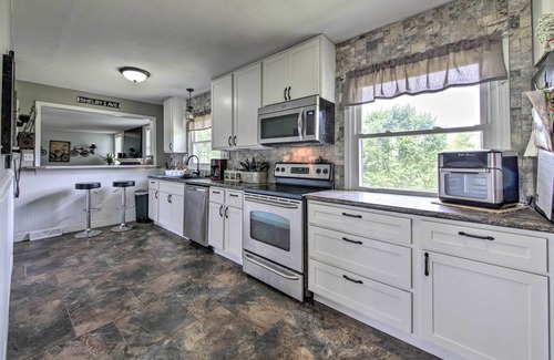 De Soto Cottage | Traditional Country Home in De Soto w/Yard!